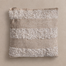 Cojín de algodón y lino arena beige de Vical ante pared texturizada topo claro