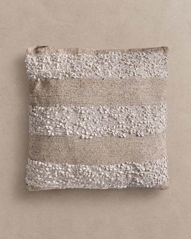 Cojín de algodón y lino arena beige de Vical ante pared texturizada topo claro