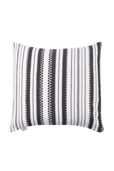 Cojín Alpujarra blanco y negro de 50 × 50 cm, vista frontal sobre fondo blanco
