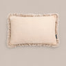 Cojín beige con volantes de terciopelo de seda de Le Monde Sauvage