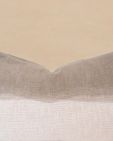 Cojín blanco y gris decorativo