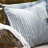 Cojín cuadrado de algodón azul denim de Tine K Home