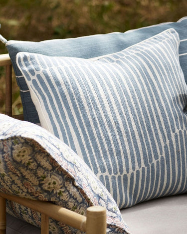 Cojín cuadrado de algodón azul denim de Tine K Home