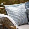 Cojín cuadrado de algodón azul denim de Tine K Home