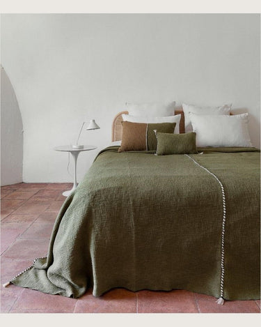 Cojín de algodón flameado bicolor marrón y caqui, cojines bicolores sobre una cama caqui