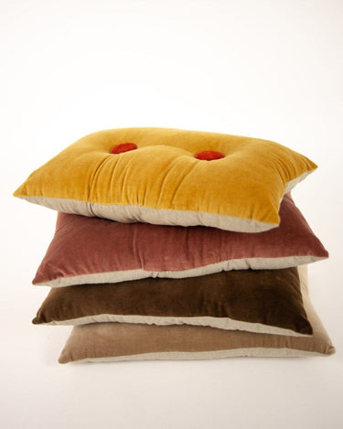 Detail of the front buttons on the beige decorative cushion