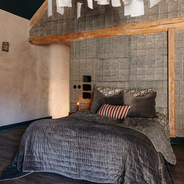 Cojines en un dormitorio — Le Monde Sauvage