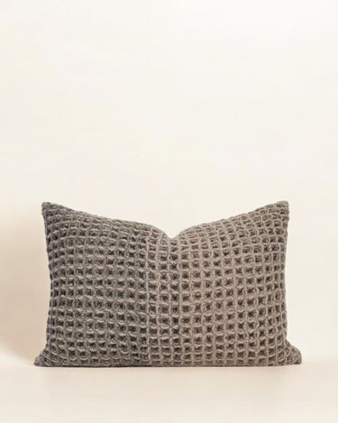 Cojín gris de lana con textura gofrada de Bed and Philosophy, vista frontal del tejido gofrado