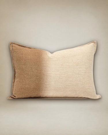 Cojín marrón y beige de lana y algodón en ambiente