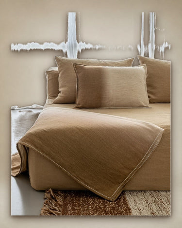 Detalle de cojín marrón y beige de lana y algodón