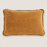 Cojín mostaza rectangular con flecos de chenilla de Le Monde Sauvage