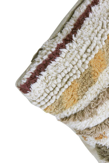 Cojín multicolor en una composición de textiles decorativos