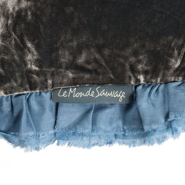 Cojines de distintos colores sobre la cama — Le Monde Sauvage