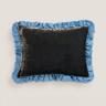 Cojín negro con volantes azules de terciopelo con seda de Le Monde Sauvage