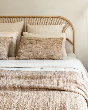Cojin seda yute miel sobre ropa de cama natural