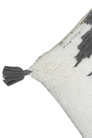 Cojín rectangular gris colocado sobre un sofá de estilo natural