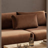 Cojín rectangular de terciopelo marrón de Ferm Living, terciopelo marrón: cojín rectangular marrón colocado en sofá de terciopelo.