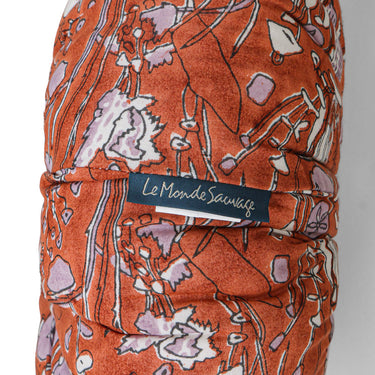 Detalle del estampado floral y la etiqueta — Le Monde Sauvage