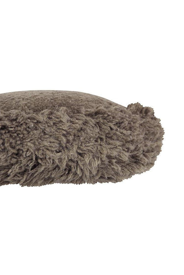 Cojín redondo marrón en una composición decorativa de salón
