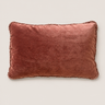 Cojín rojo rectangular con flecos de chenilla de Le Monde Sauvage