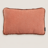 Cojín rosa rectangular con flecos de chenilla de Le Monde Sauvage
