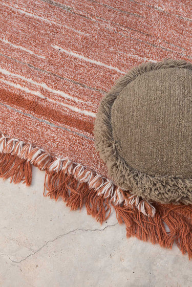 Textura de algodón de un cojín de suelo redondo marrón