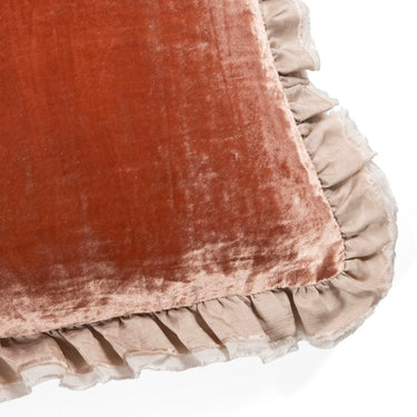 Detalle de los volantes de la colección de cojines de Le Monde Sauvage