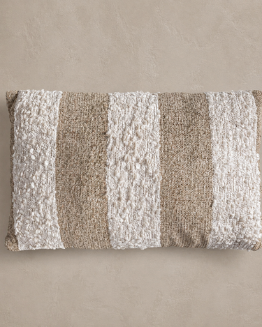 Cojín de algodón y lino marrón claro beige de Vical sobre pared de yeso topo claro