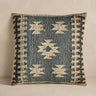 Cojín de yute tonos de azul kilim de Vical sobre fondo topo claro