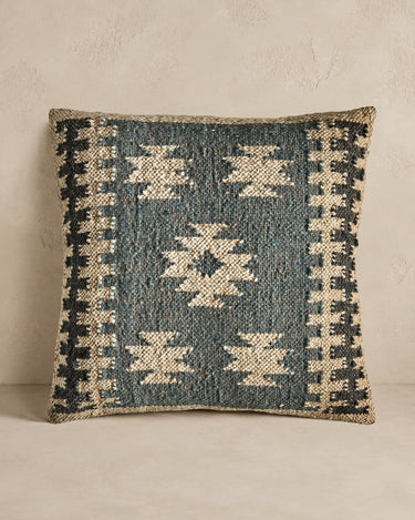 Cojín de yute tonos de azul kilim de Vical sobre fondo topo claro
