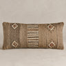 Cojín de yute marrón kilim rectangular de Vical sobre fondo topo claro