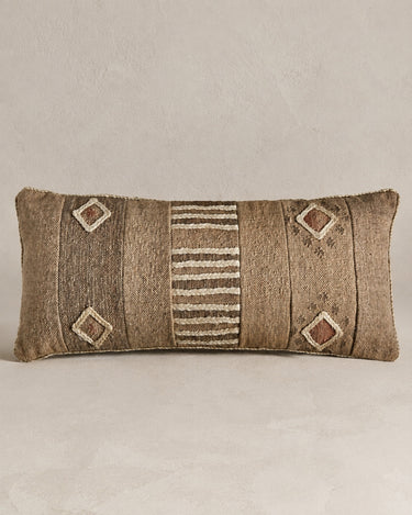 Cojín de yute marrón kilim rectangular de Vical sobre fondo topo claro