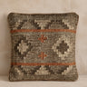 Cojín de yute marrón kilim y poliéster beige de Vical sobre fondo topo claro