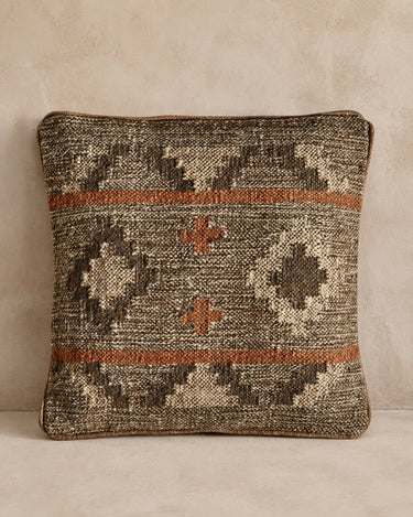 Cojín de yute marrón kilim y poliéster beige de Vical sobre fondo topo claro