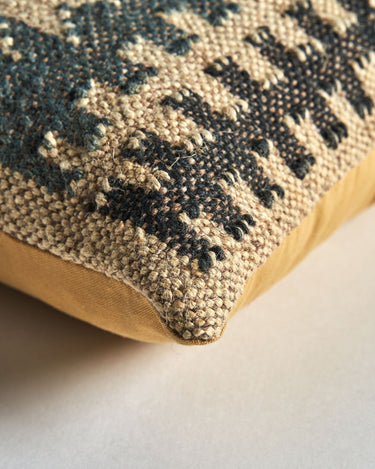 Cojín de yute tonos de azul kilim de Vical, detalle de la esquina y del dibujo kilim azul