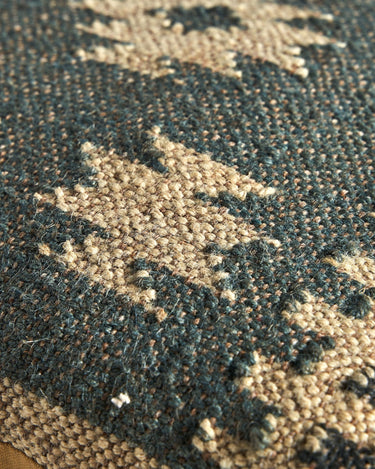 Cojín de yute tonos de azul kilim de Vical, detalle del motivo kilim azul y natural