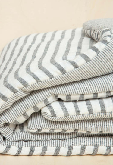 Colchas de Gabrielle Paris, proporción y material de colcha acolchada a rayas negro y leche