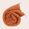 Colcha de lino lavado naranja albaricoque acolchada de Caravane, colcha enrollada