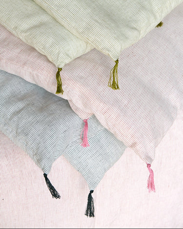 Colchas de lino a rayas: detalle de la rosa y sus pompones junto a otros colores