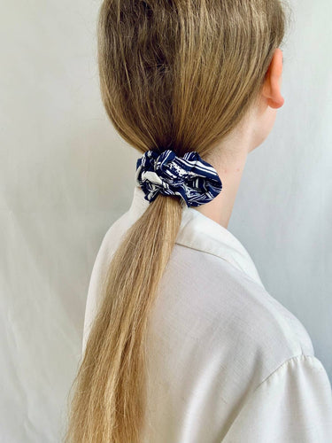 Coletero de House of Scrunchies: coletero en una coleta, modelo azul marino y blanco