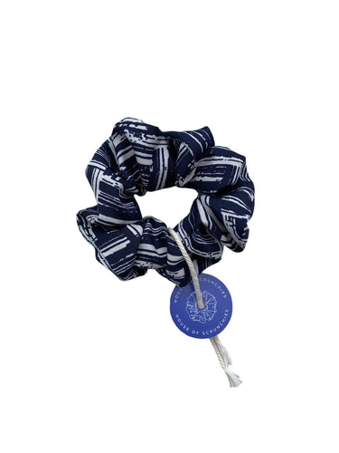 Coletero de House of Scrunchies: vista del coletero completo sobre fondo blanco, modelo azul marino y blanco