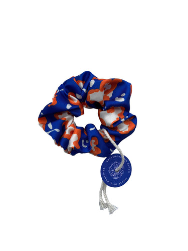 Coletero de House of Scrunchies: vista del coletero completo sobre fondo blanco, modelo azul y naranja