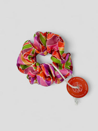 Coletero de House of Scrunchies: vista del coletero completo con etiqueta, modelo de estampado abstracto multicolor