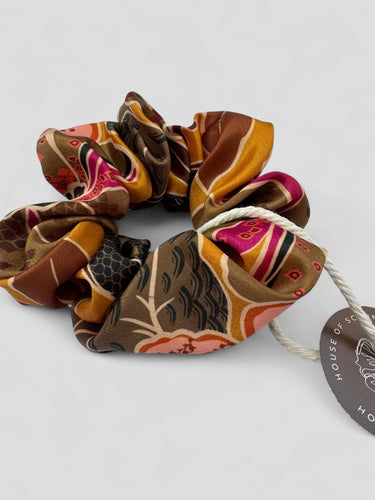 Detalle de uno de los coleteros de House of Scrunchies: estampado floral en tonos marrones, ocres y rosa
