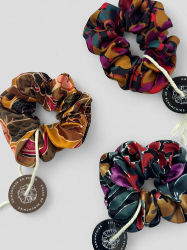 Coletero de House of Scrunchies: varios coleteros con distintos estampados florales, modelo floral en tonos otoñales