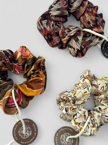 Coletero de House of Scrunchies: selección de coleteros de varios colores y estampados, modelo floral en tonos otoñales