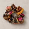 Coletero reciclado floral en tonos otoñales de House of Scrunchies, en poliéster, sobre fondo topo claro