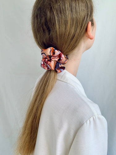 Coletero de House of Scrunchies: coletero en una coleta, modelo de flores retro en tonos tierra