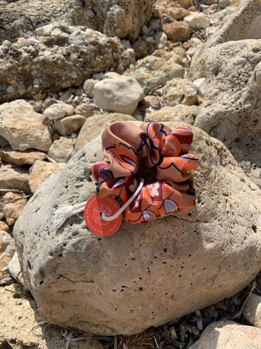 Coletero de House of Scrunchies: coletero sobre piedras, modelo de flores retro en tonos tierra
