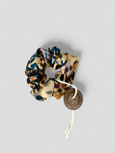 Coletero de House of Scrunchies: vista del coletero completo con etiqueta, modelo de leopardo multicolor